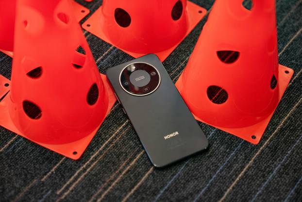 FOTO Bacali ga, udarali i ledili na Kranjskoj Gori: Stigla je nova izdržljiva Honor Magic 8 serija