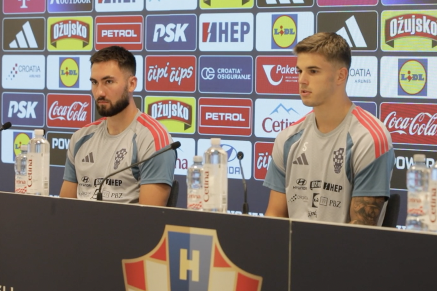 Nogometa&scaron;i Luka Vu&scaron;kovi&cacute; i Dion Drena Beljo na konferenciji za novinare