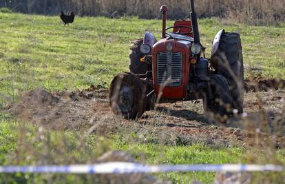  U prevrtanju traktora na polju kod Buzeta poginuo muškarac