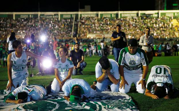 Fans of Chapecoense soccer team pay tribute to Chapecoense