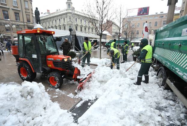 Zagreb: Djelatnici zagrebačkog Holdinga čiste snijeg po gradu