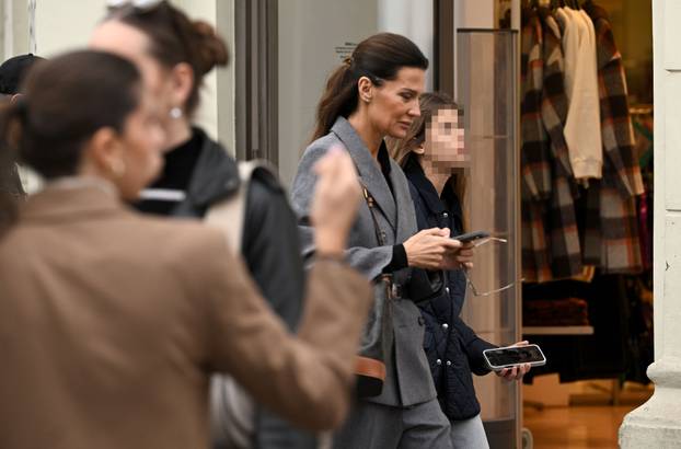 Zagreb: Iva Radić u društvu kćeri prošetala je po gradu 