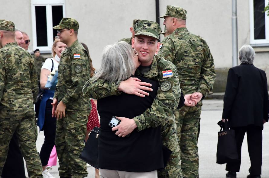 Detalji vojnog roka: Bit će u tri vojarne, a plaća je 1100 eura