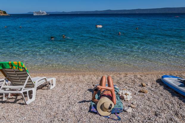 Bol: Ljetni ugođaj na plaži Martinica 
