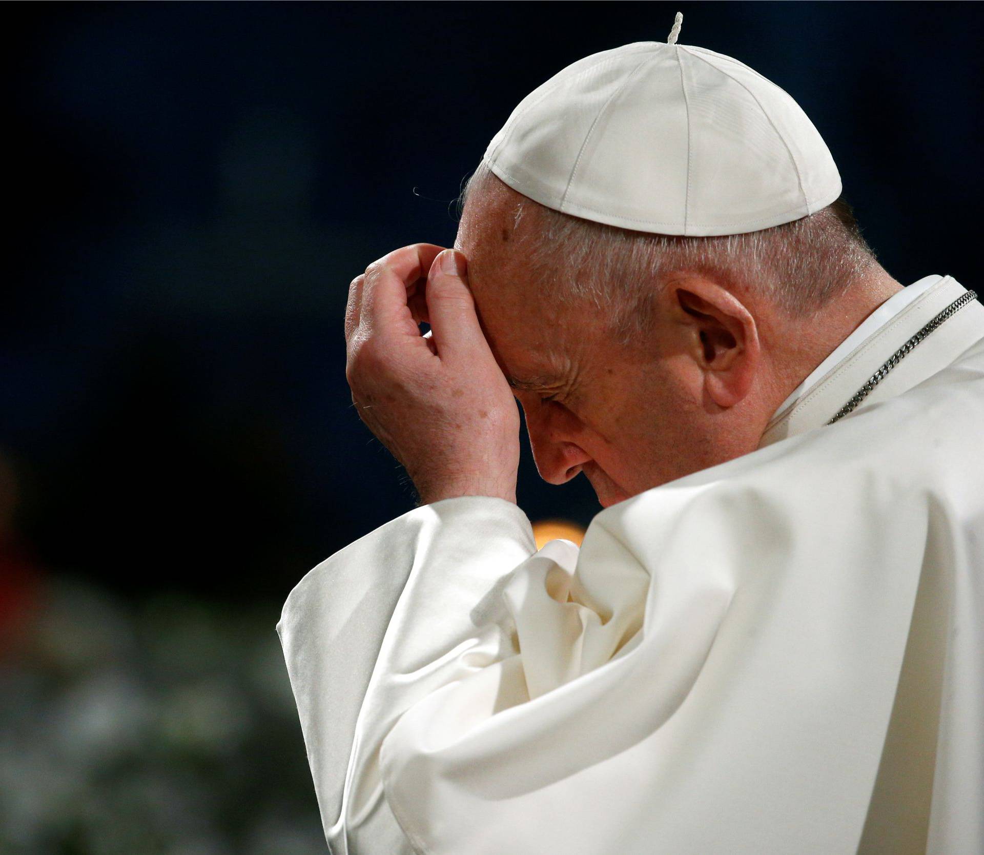 Papa Franjo predvodio je Križni put pred tisućama ljudi u Rimu