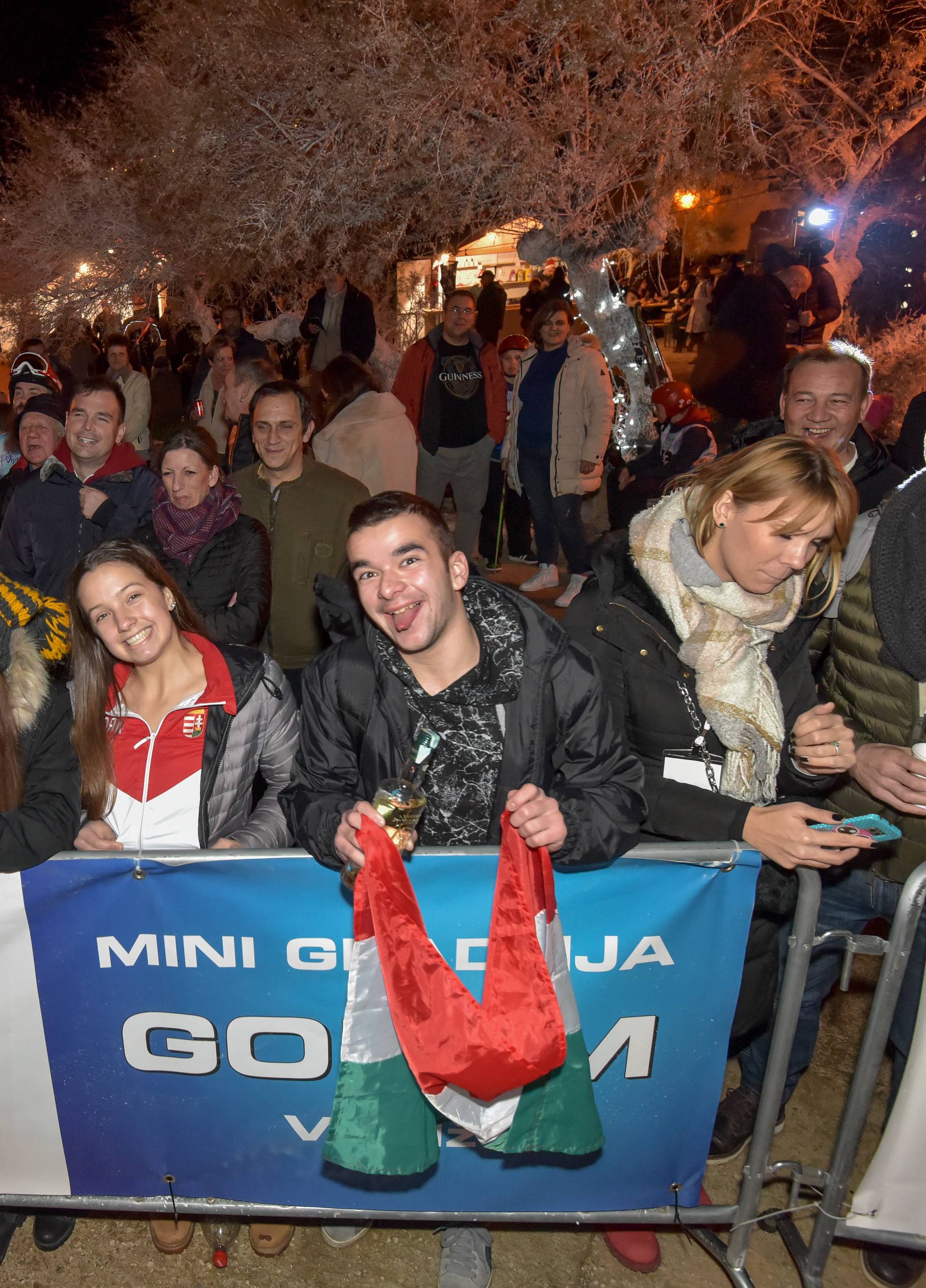 'Iška kraljica': Skijaju na ulici, a snijeg donijeli čak s Velebita