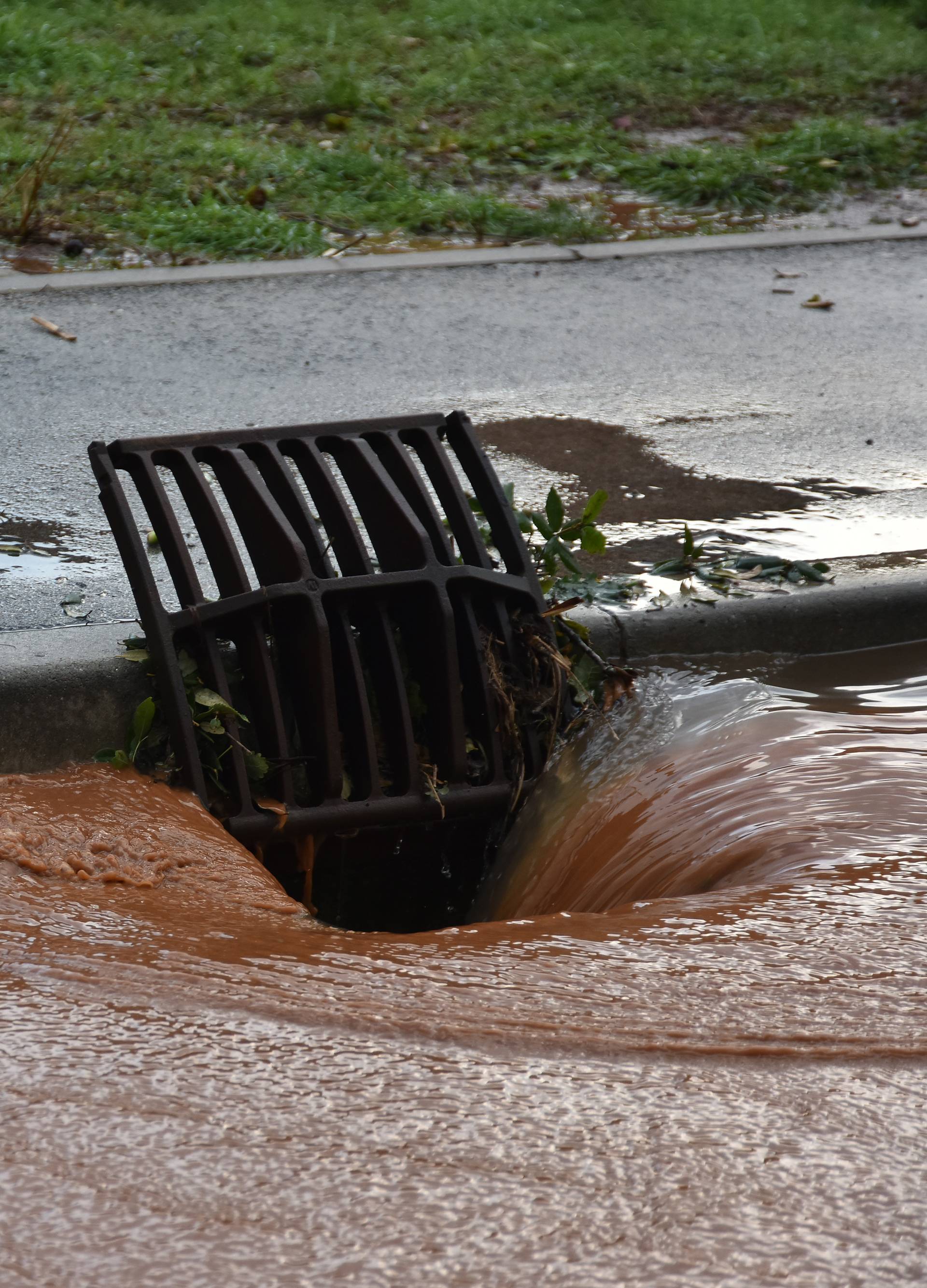 Padala i jaka tuča: Obilna kiša poplavila ulice Pule, Poreča...