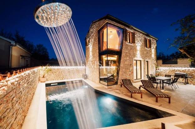 FOTO Ova vila sagrađena od kamena starog 120 godina, a cijena je prava sitnica