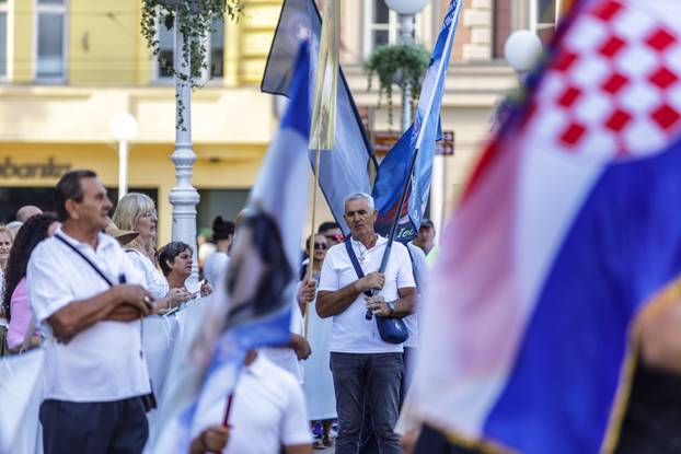 Zagreb: Molitelji se ponovno okupili na Trgu bana Josipa Jelačića i molili za predbračnu čistoću i čednost