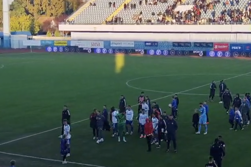 igrači Hajduka s centra pozdravljaju Torcidu