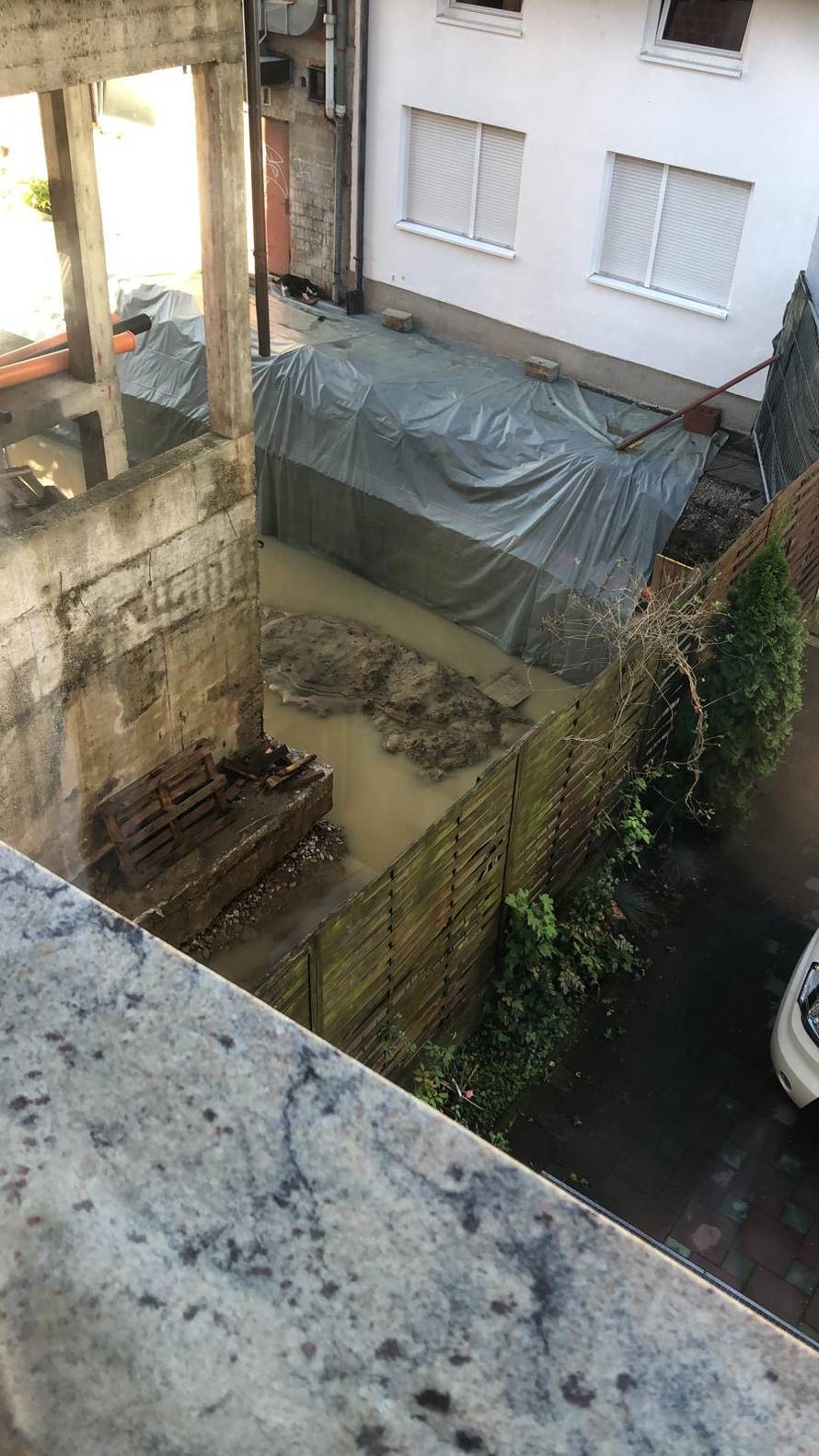 Pa je li to moguće? Bespravno je odsjekao cestu, susjedima voda ulazi pod kuće. I nikome ništa...