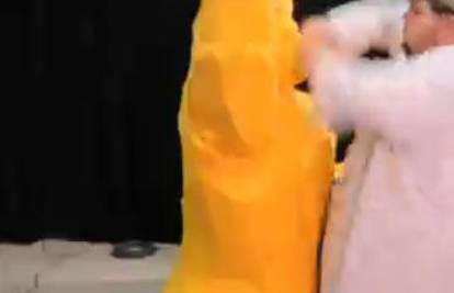 Od 600 kila teškog komada sira izrezbario Kip Slobode