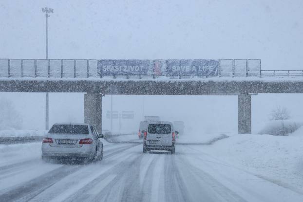 Gospić: Zbog gustog snijega otežani uvjeti vožnje na autocesti