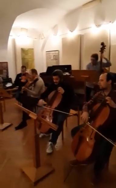 Zagrebački solisti zasvirali su za zaljubljene poznatu skladbu