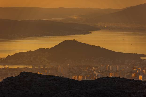 Pogled na zalazak sunca i Split