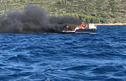 Zapalila se jahta kod Hvara: Spasili posadu prije potonuća