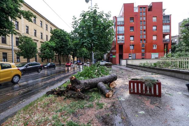 Zagreb: Jako nevrijeme zahvatilo grad