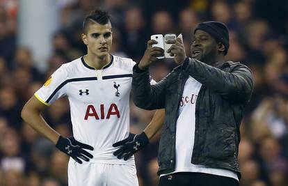 Navijači Tottenhama utrčavali na teren i slikali se s igračima