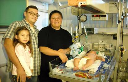 Bebu od 6.4 kile na porodu morala dizati dva liječnika