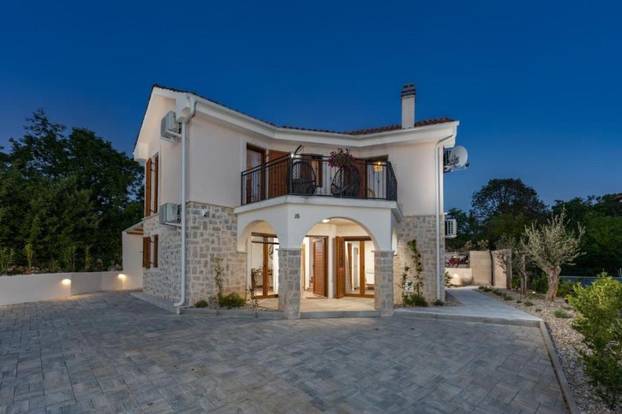 FOTO Vila na Krku ima grijani bazen sa slanom vodom i ljetnu kuhinju, a cijena? Ma, sitnica...