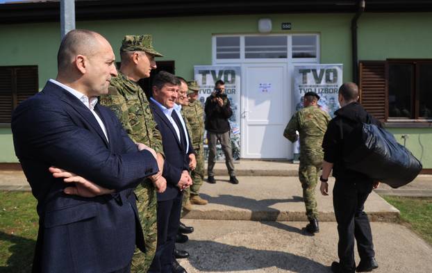 Ministar Anušić i general Kundid na prvom danu TVO-a na Slunju