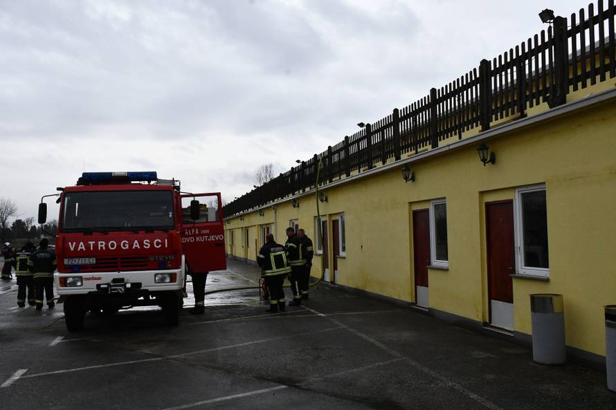 FOTO Gorjelo krovište sale za vjenčanje u Kutjevu, požar gasilo 26 vatrogasaca...