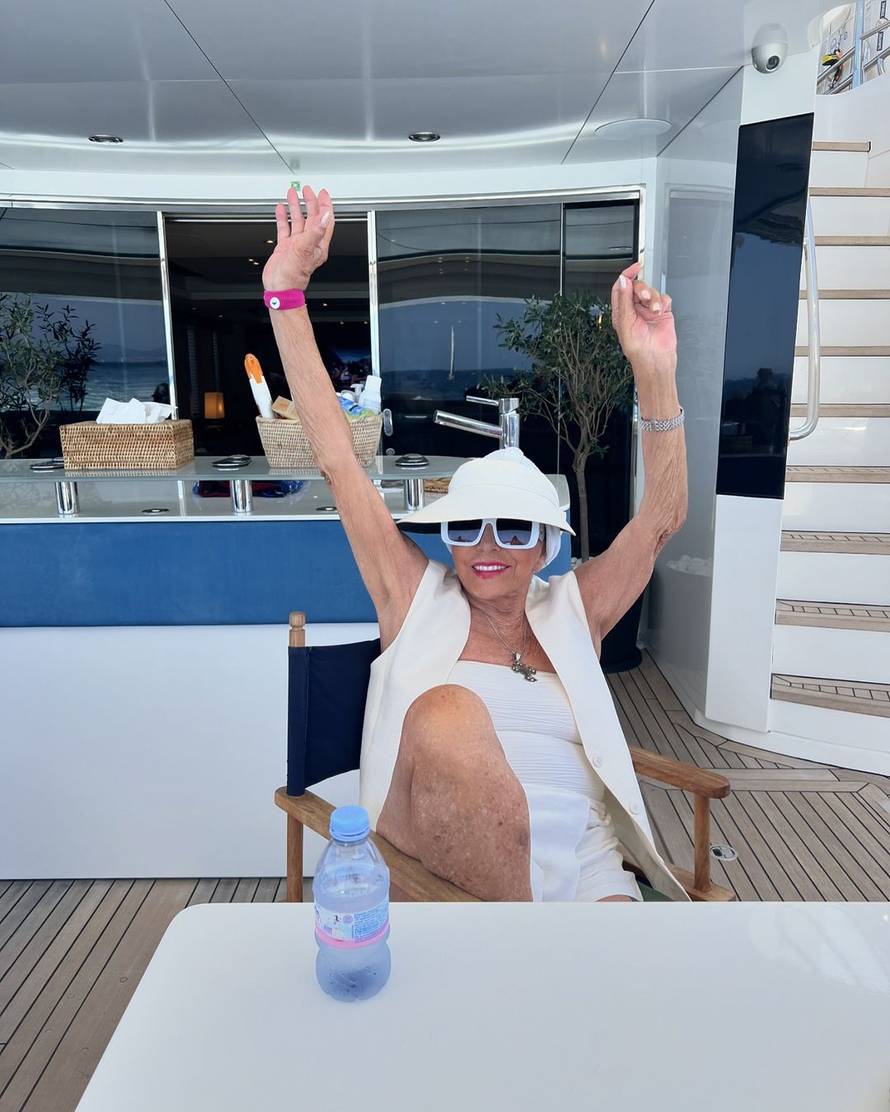 Joan Collins (92) pozirala je u kupaćem kostimu: 'Na jugu...'