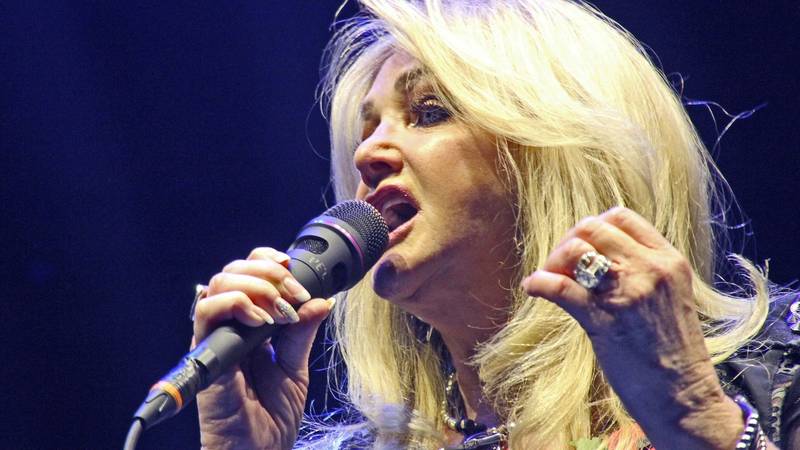 Bonnie Tyler u induciranoj komi nakon hitne operacije crijeva