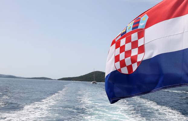 Šibenik: Zastava republike Hrvatske na brodu