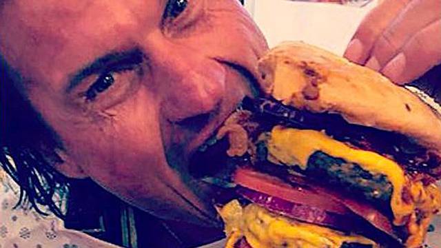 'Ne jedite meso, spasite planet' - reče on pa kupi mega burger