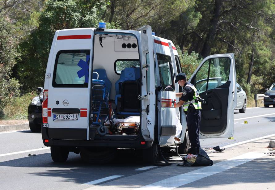 Šibenik: Sudar automobila i vozila saniteta kod Morinjskog mosta, šest osoba prevezeno u bolnicu 