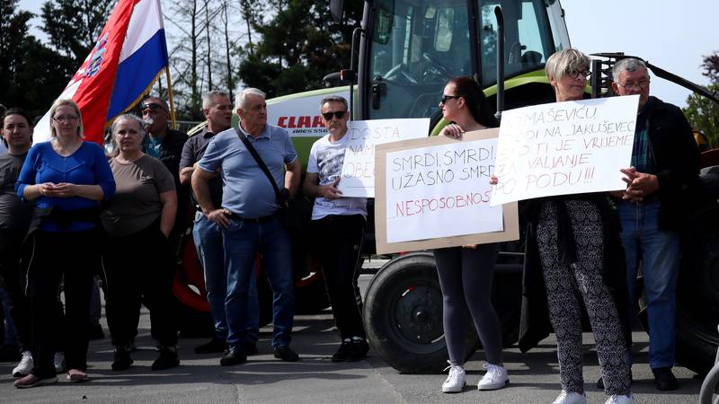 Građani su traktorima blokirali Jakuševec: Žale se na smrad i žele zatvaranje odlagališta 18 pxl 030525 132126458