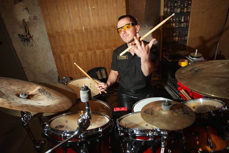 Zagreb: Ivan Slabinac, sin poznatog pjeva?a Ki?e, svira bubnjeve