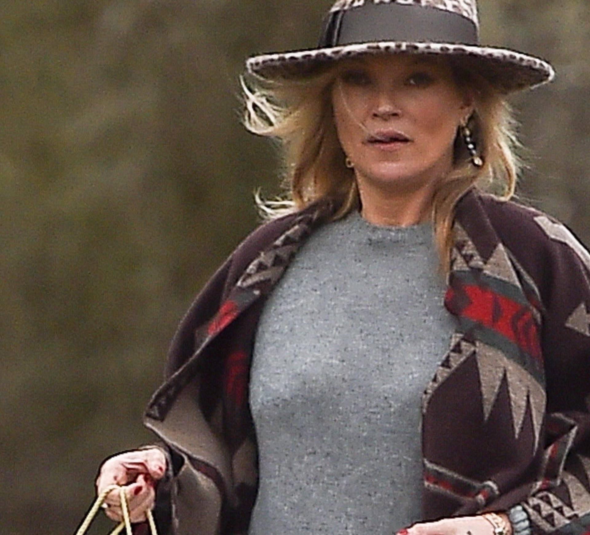 *EXCLUSIVE* Boho Kate Moss delivers festive gifts to neighbours **NO UK PAPERS AND UK PAPER ONLINE SITES**