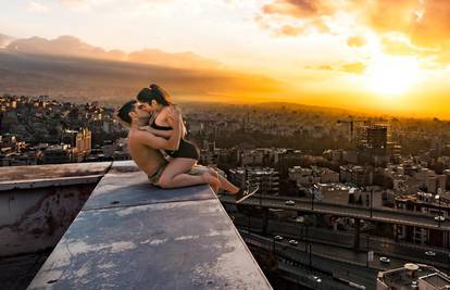 Zbog slike poljupca na Fejsu par iz Irana završio u zatvoru
