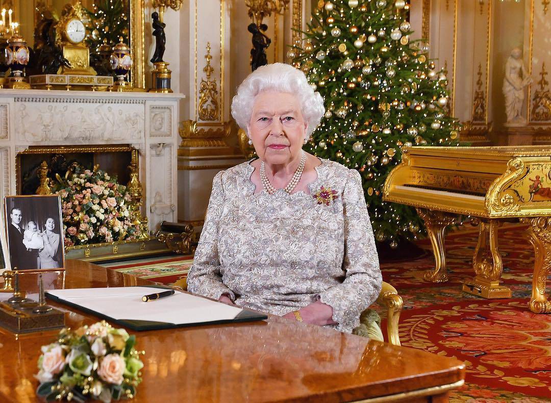 Kraljevski Božić: Kate odjenula klasično, a Meghan moderno...