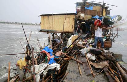 Filipini se spremaju  za dolazak Tajfuna: Ljudi napuštaju kuće