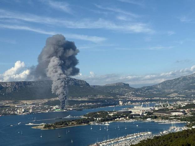 FOTO Buktinja u Kaštelima: 'Sve smrdi po dimu, odjekuju sirene. Strah nas je da se ne proširi!'
