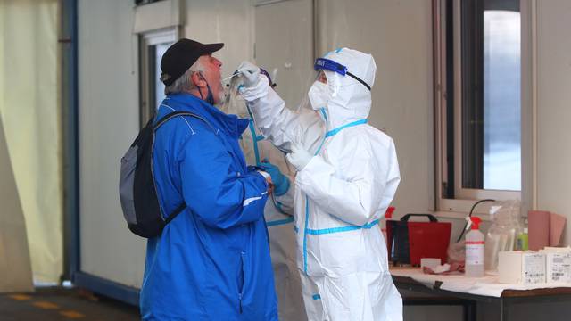 Na Drive -in testiranju na koronavirus u Karlovcu dnevno uzimaju do 200 uzoraka