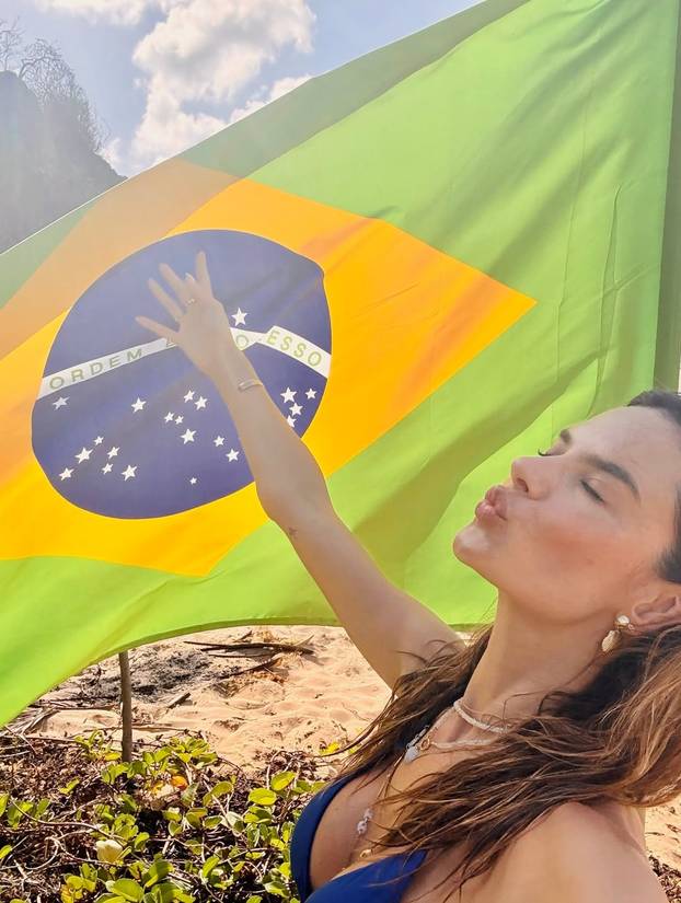 FOTO Ona ima 44 godine? Nema šanse! 'Anđelica' se skinula u bikini i tange, za nju nema zime