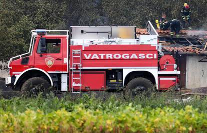 Požar na Mosoru iznad Omiša gase vatrogasci i kanader