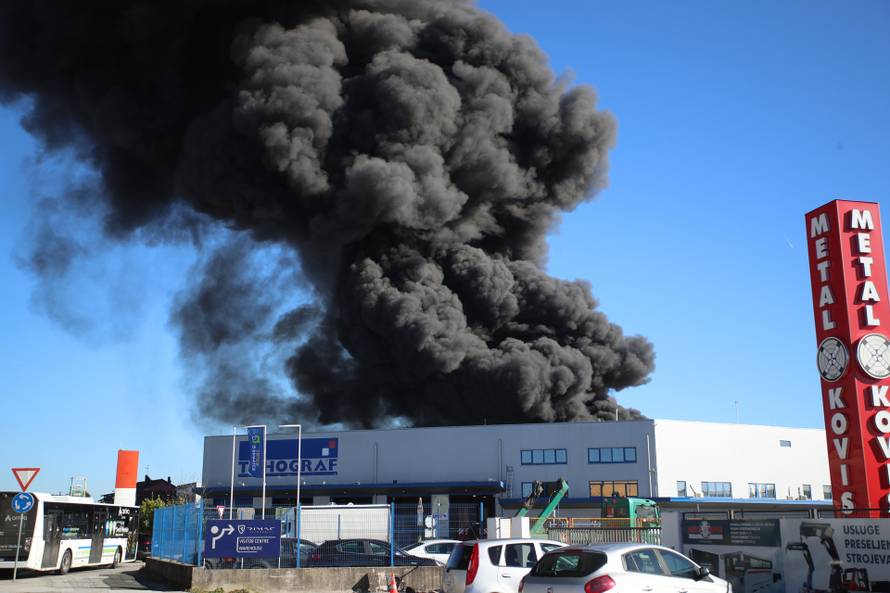 Sveta Nedelja: Požar u skladištu guma, hitne službe su na terenu