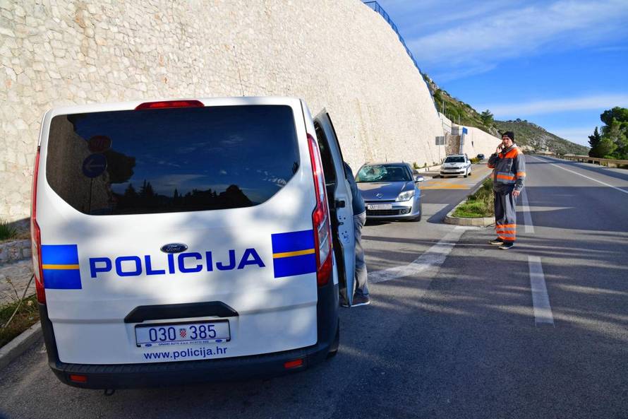 Stijena sa Srđa pala na taksi i ozlijedila tri turista iz Koreje