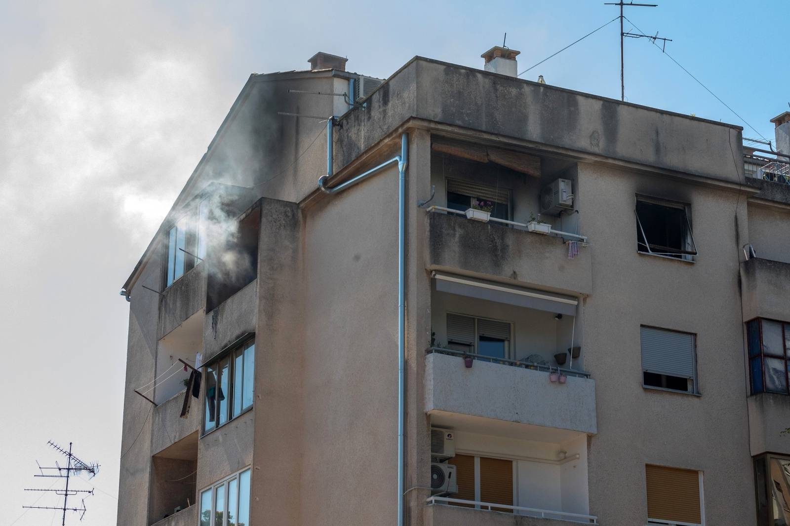 Pula: Vatrogasci gase požar na četvrtom katu u Tomasinijevoj ulici