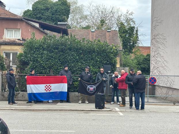 FOTO Otužan skup desničara: Keleminec pušta Thompsona, netko ih je gađao jajima