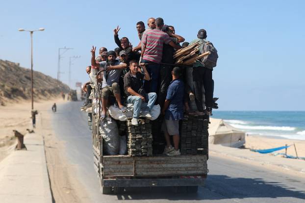 Displaced Palestinians move southward after Israeli forces ordered residents of Gaza City to evacuate to the south