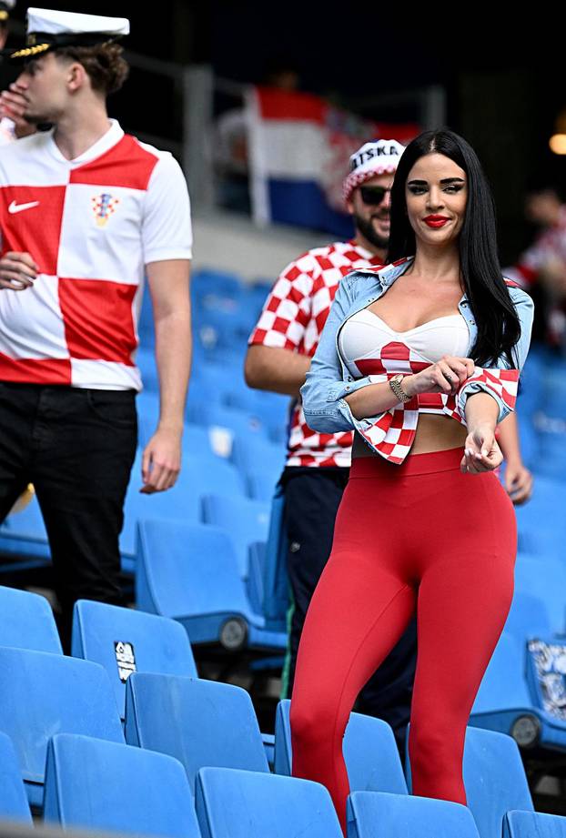 Hamburg: Ivana Knoll pozirala i slala poljupce s tribine uoči utakmice Hrvatska - Albanija