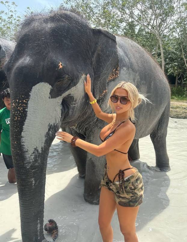 FOTO Nekad je bila stjuardesa, a danas za njom uzdišu milijuni