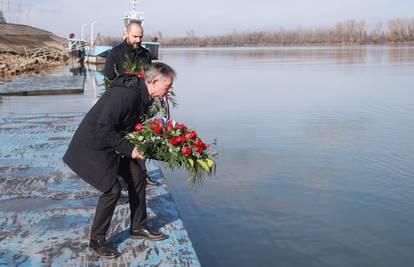Pupovac u Vukovaru položio vijence u Dunav: 'Bit ćemo opet u Koloni kad se odlučimo na to'