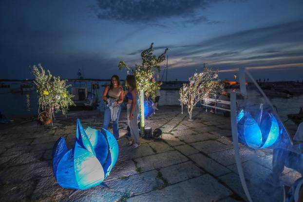 Fažana: Riva pretvorena u galeriju umjetničkih instalacija posvećenih plavetnilu mora